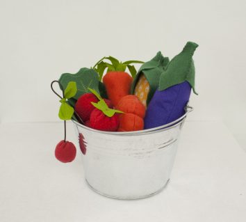Cesta con frutas y verduras tela