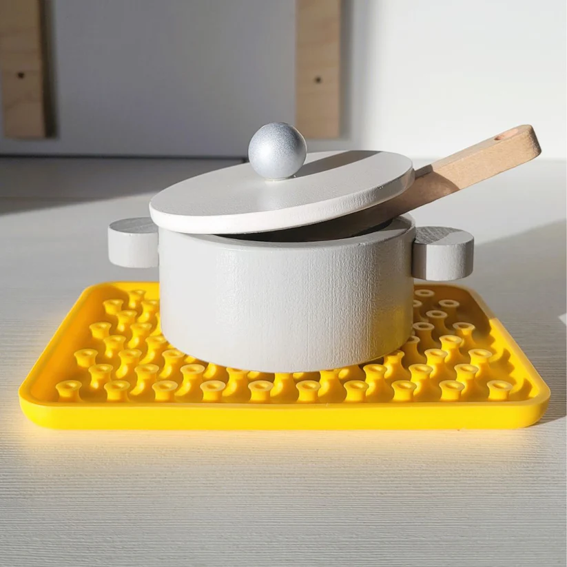 wiggly-toy-amarillo-2 blank